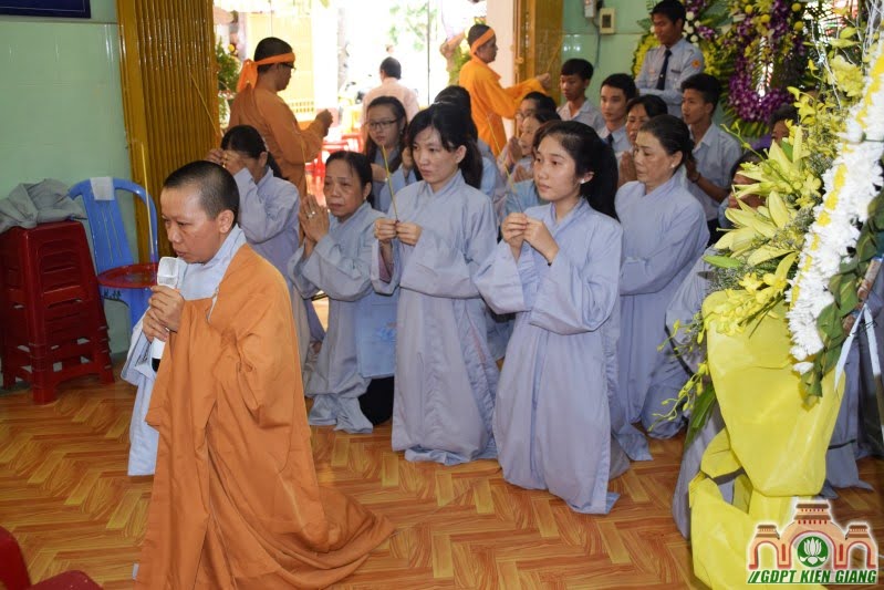 Đoàn Phật tử và Gia Đình Phật Tử Chùa Kim Quang đảnh lễ giác linh Ni Trưởng