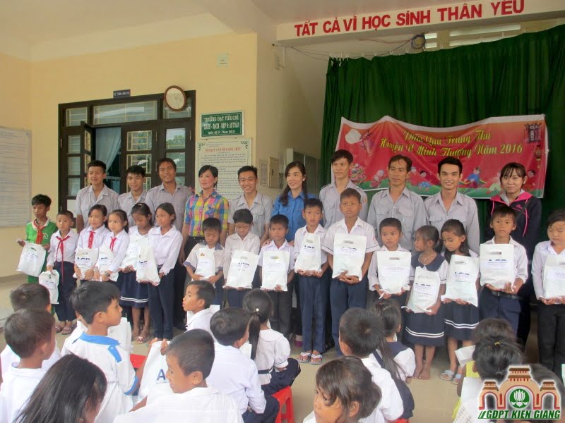 GĐPT Kim Quang: Chia sẻ với trẻ thơ vui trung thu