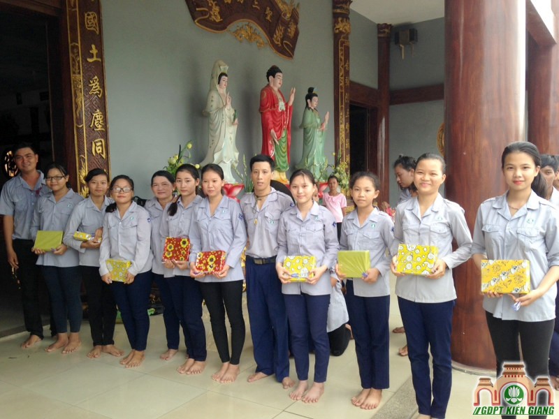 GĐPT Bửu Quang phát quà tựu trường cho các em