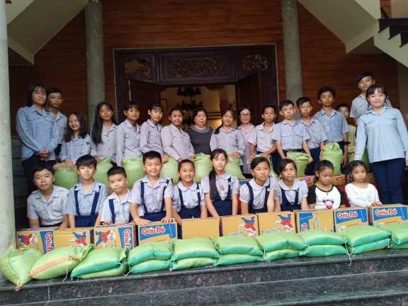 GĐPT Bửu Quang Phát Quà Cho Đoàn Sinh Nghèo và Trẻ Em Nghèo